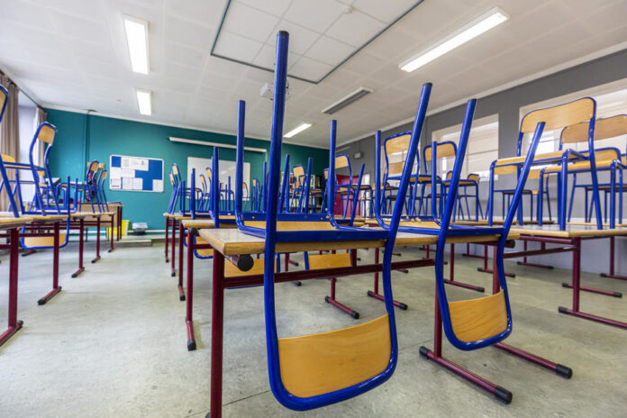 Učionica i školske klupe