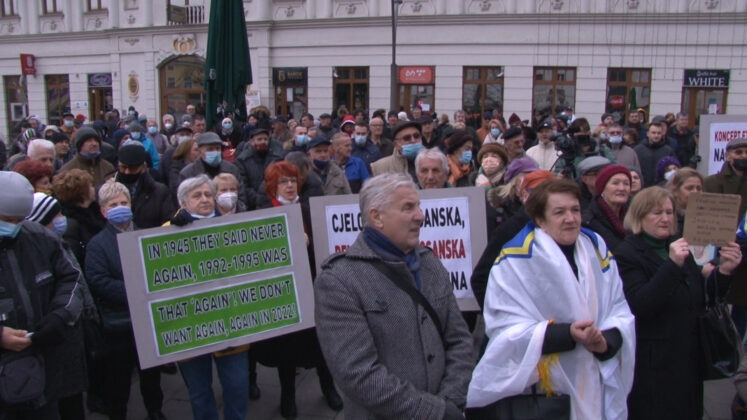 10 01 Protesti na trgu i anketa Ramo Damir m9.00 20 50 15.Still008