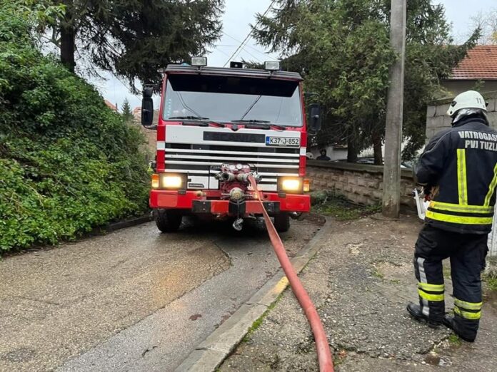 Požar na stambenom objektu u ulici Branislava Nušića u Tuzli (Foto: Facebook - Vatrogasci Tuzla)