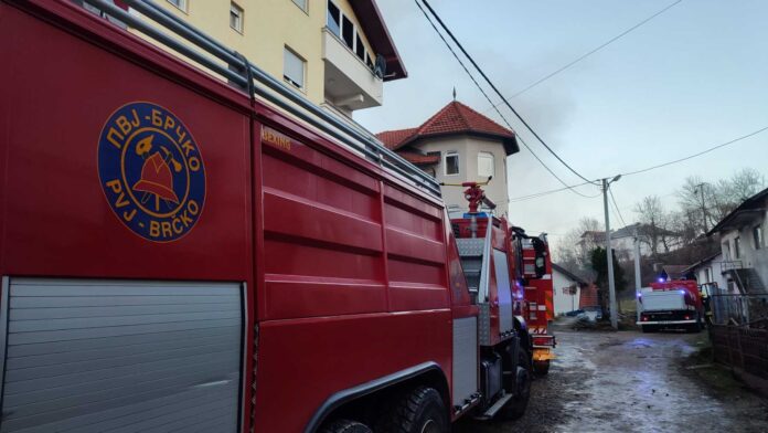 Požar na zgradi, ugroženo više stanova