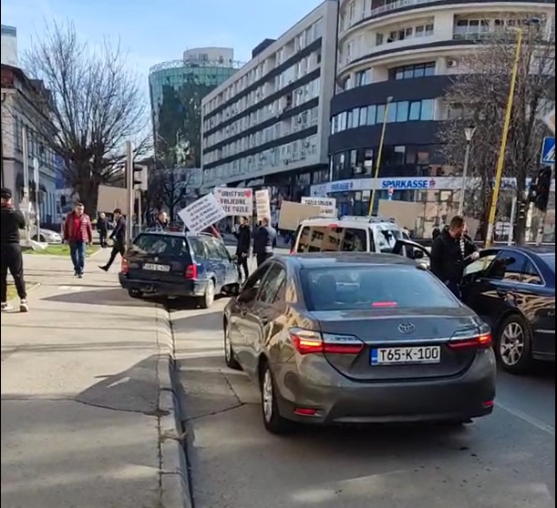 protesti ispred zgrade MUP-a TK, ubistvo Amre Kahrimanović