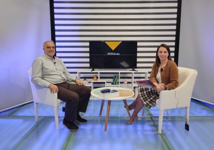 Fotografija iz studija TV Slon, snimanje emisije Intervju plus, sagovornik Derviš Čičko