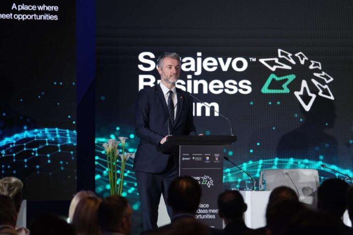 Ministar komunikacija i prometa Bosne i Hercegovine Edin Forto je drugog dana Sarajevo biznis foruma govorio na panelima „Željeznička infrastruktura i povezanost za održivu budućnost“ i „Digitalizacija“.