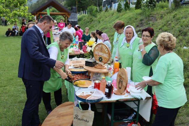 Manifestacija koja promovise tradicionalna bosanska jela u Banovicima na izletistu Mackovac