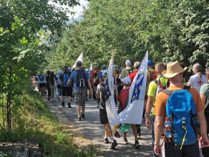 Kolona učesnika na Maršu mira