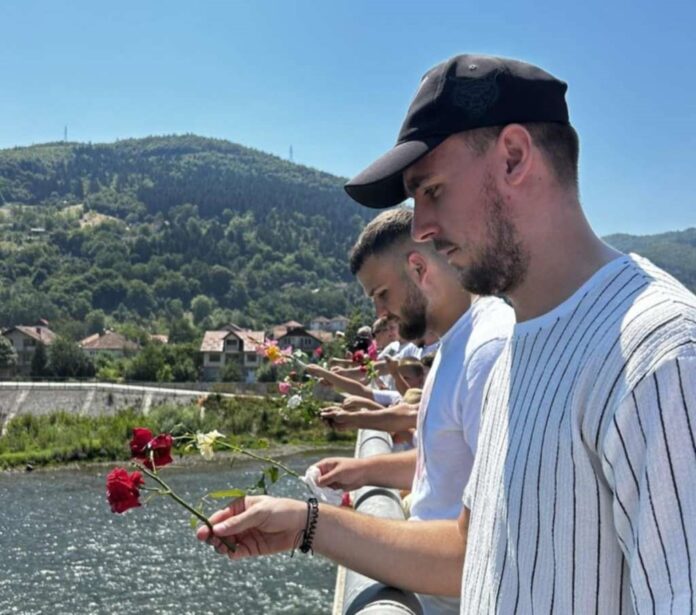 U Drinu bačene ruže u znak sjećanja na žrtve genocida u Srebrenici