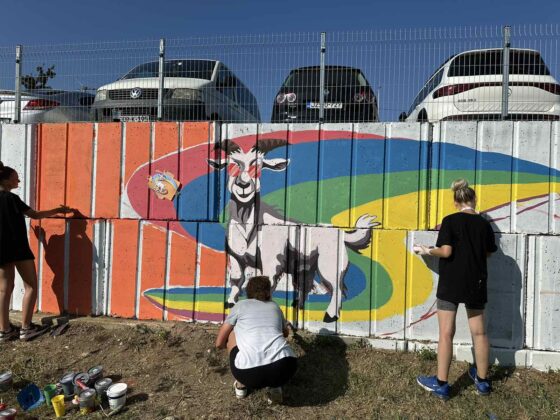 U okviru Kaleidoskop festivala mladi crtaju murale u parku kod Muzičke škole