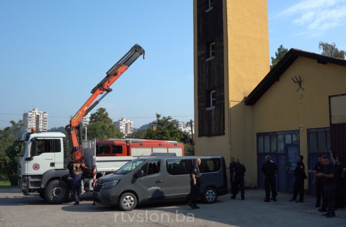 Grad Tuzla nabavio dva nova vozila - Kamion sa kranom i kombi za prevoz osoba sa invaliditetom