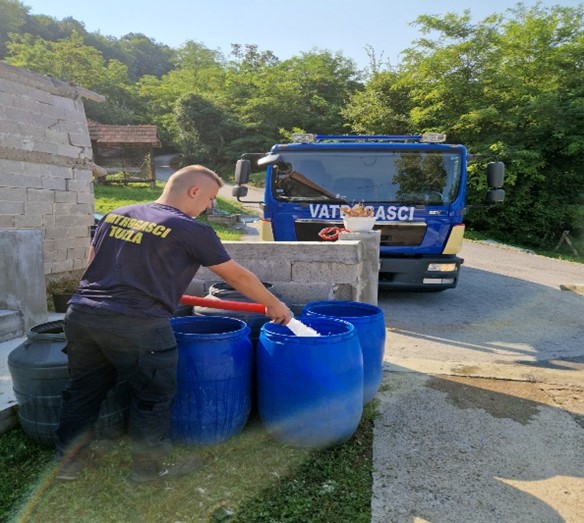 U cilju osiguranja neophodne količine vode građanima u ovim područjima, Grad Tuzla već duži vremenski period kontinuirano vrši dostavu vode za piće putem cisterni.