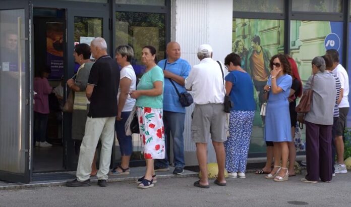 penzioneri čekaju isplatu penzije