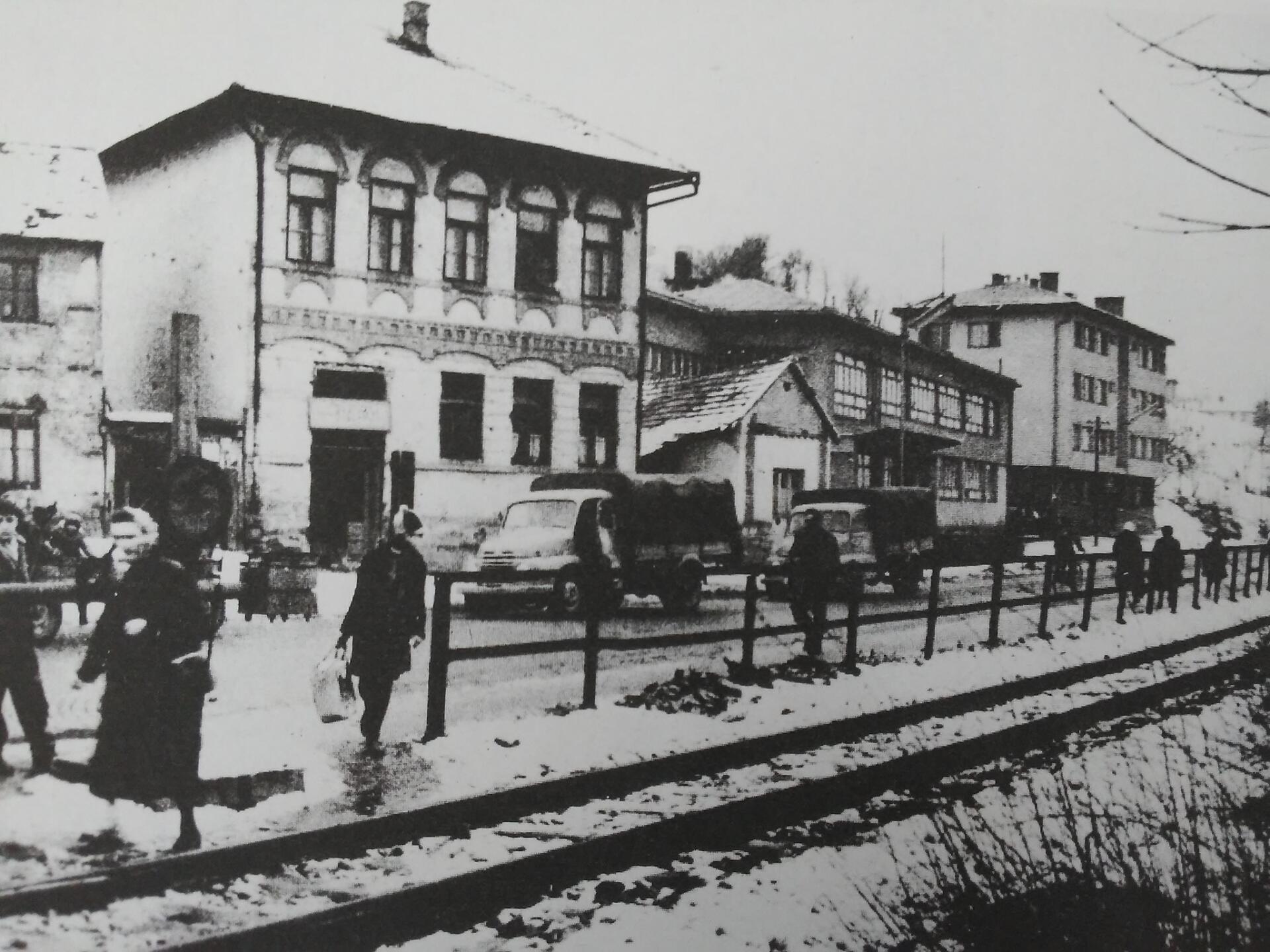 Facebook grupa Tuzla-povratak u prošlost mjesto je gdje možete pronaći zanimljive, stare fotografije Tuzle i fotografije objekata koji više ne postoje.