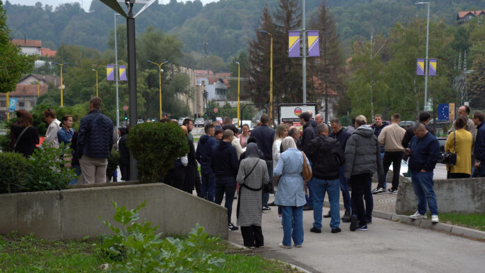 Mirno okupljanje kupaca stanova u stambenom kompleksu Oaza u Tuzli