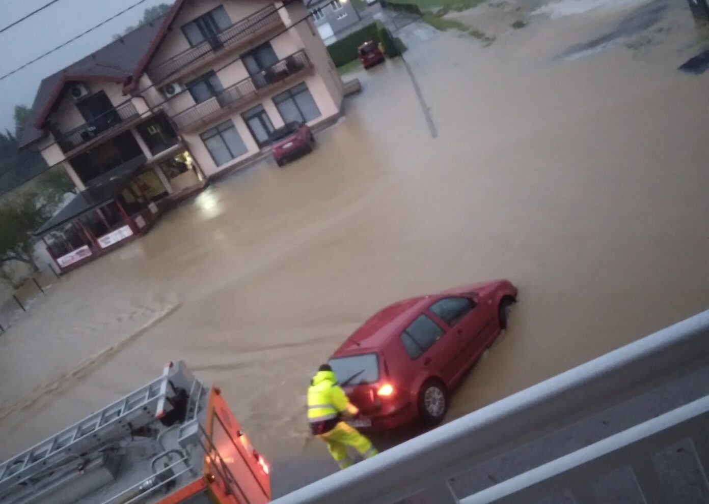 Poplave u BiH Teško stanje i u Kiseljaku, proglašeno stanje prirodne