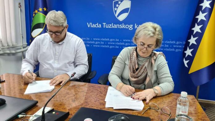 Vlada TK - Nabavkom sanitetskog vozila nastavljeno opremanje UKC-a Tuzla