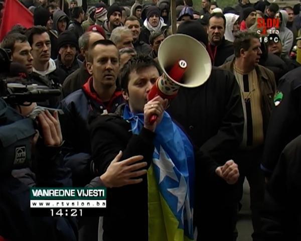 Insert iz Vanrednih vijesti dnevnika TV Slon protesti ispred Vlade TK 2014